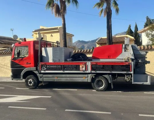 Camión con bomba de hormigón aparcado en una calle de La Nucía