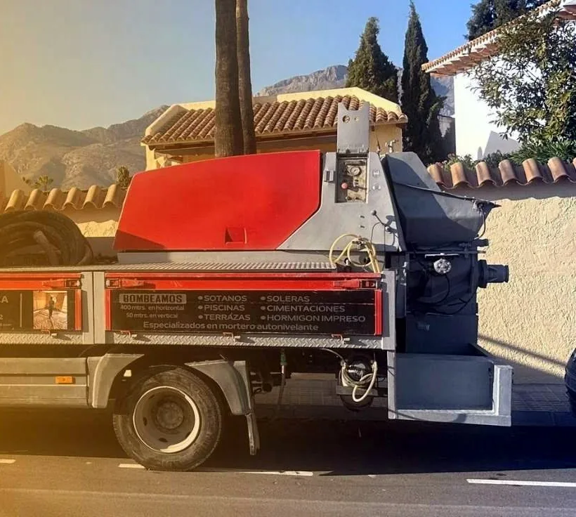 Camión con bomba de hormigón estática en una calle de La Nucía